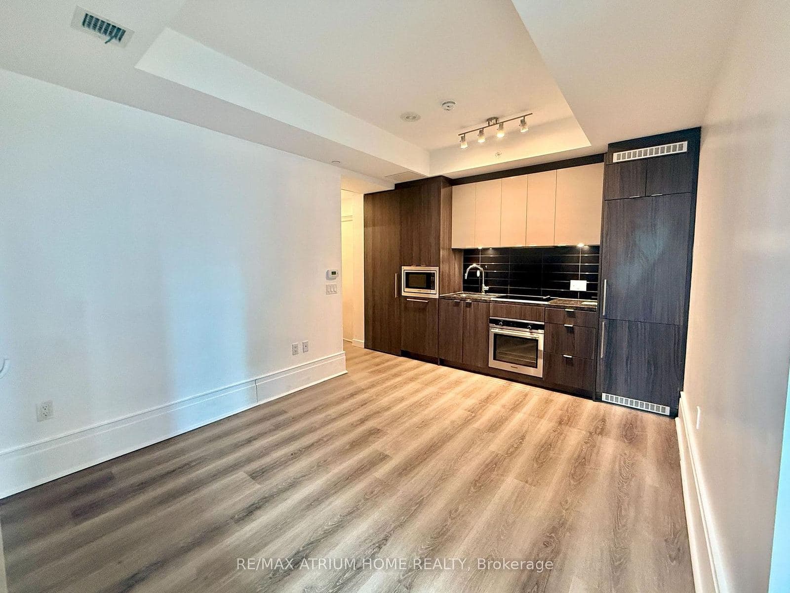 Bachelor Suite at King Blue Condos, Entertainment District photo 4