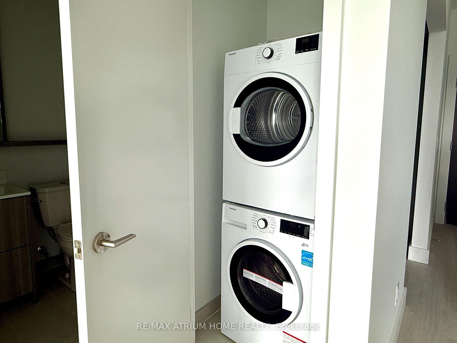 1+Den Suite at 6 Greenbriar Road, Bayview Village photo 4