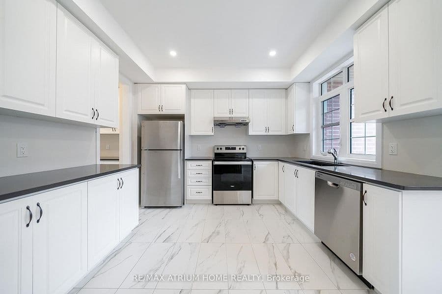 End-Unit Townhome in Heritage Village, Maple photo 3