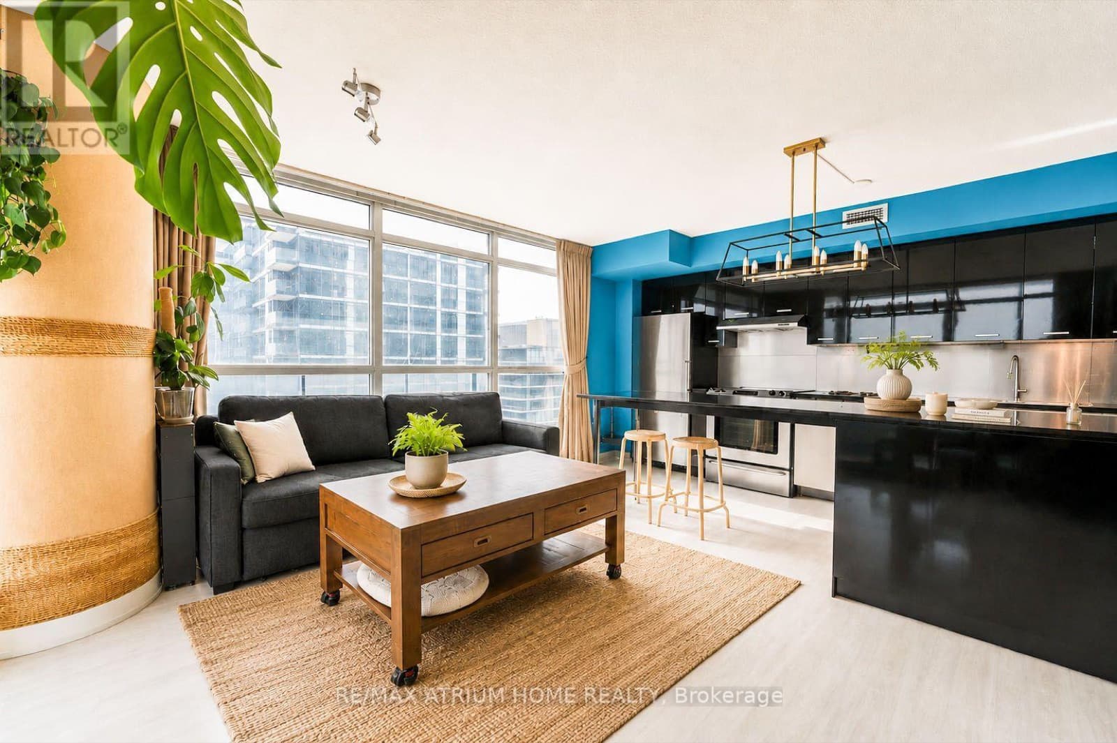 Southwest Corner Suite at Discovery, Bayview Village photo 3